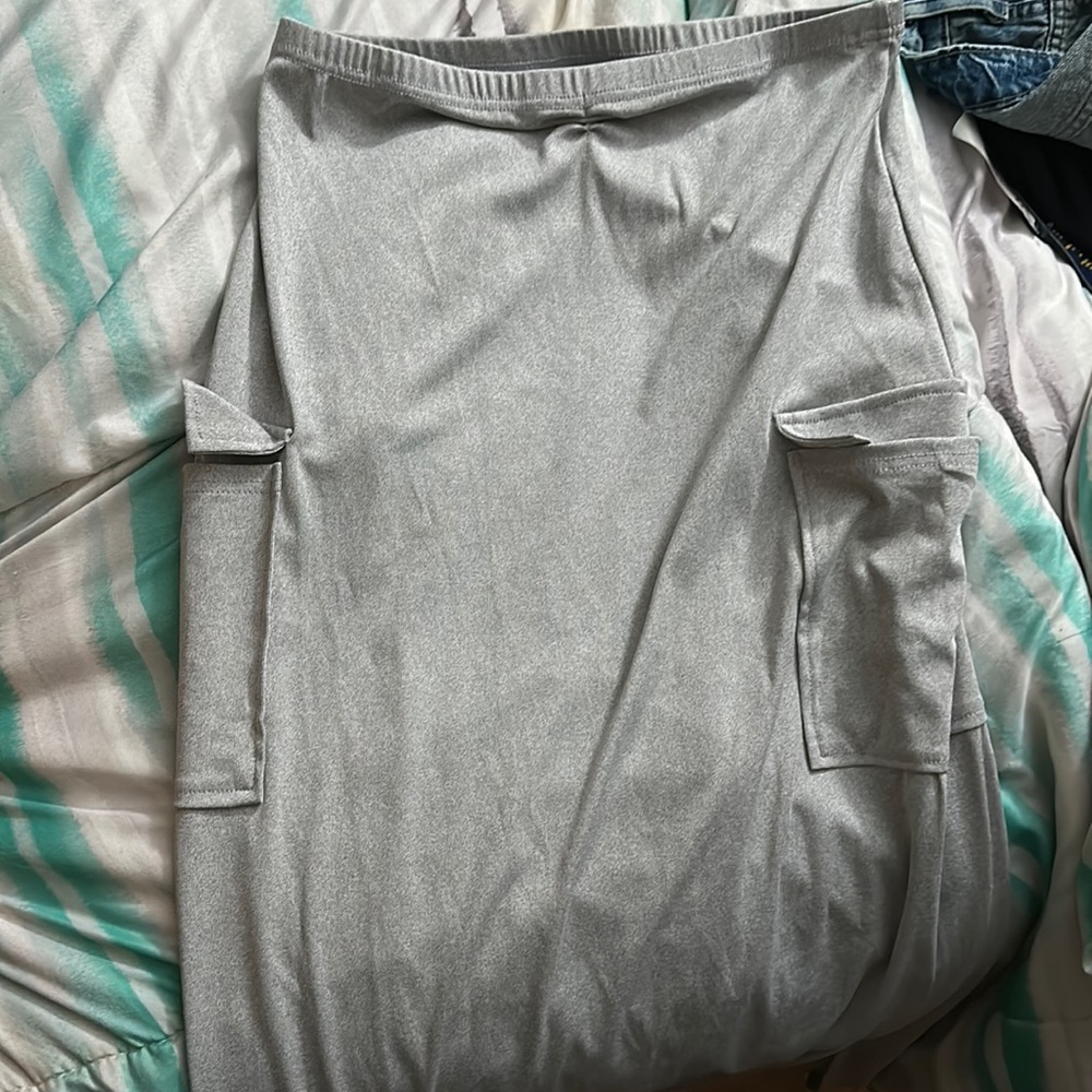 Grey skirt with slits on the sides